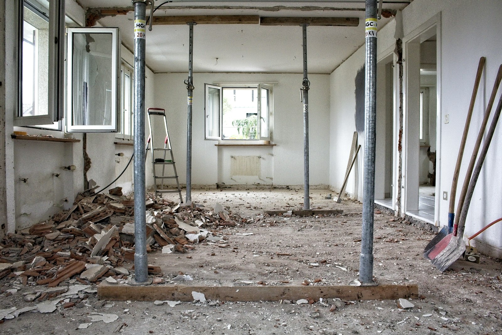 Soggiorno 35 m² con pareti irregolari — intonacatura e ciclo pittorico a tre mani